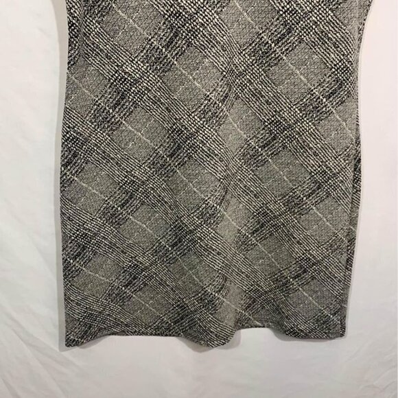 Woman’s sheath dress. Black/white. New condition. Size XL. Back zip. Short sleev - Picture 3 of 8